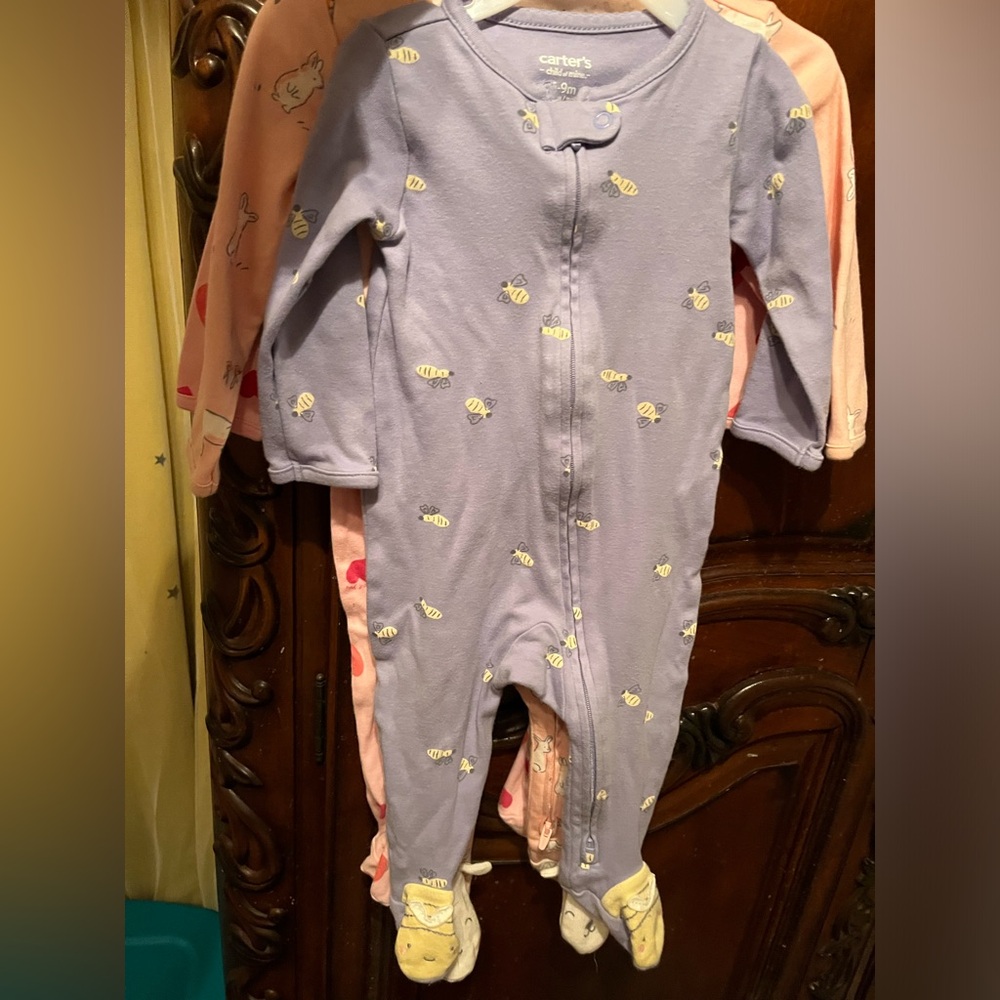A bundle of 5 Carters  size 6-9 months sleep and play onsies💕💕